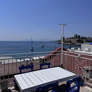White And Blue Отель типа 